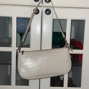 Super fin vit hans väska ❤️❤️ -  Väldigt bra skick använt en gång ❤️