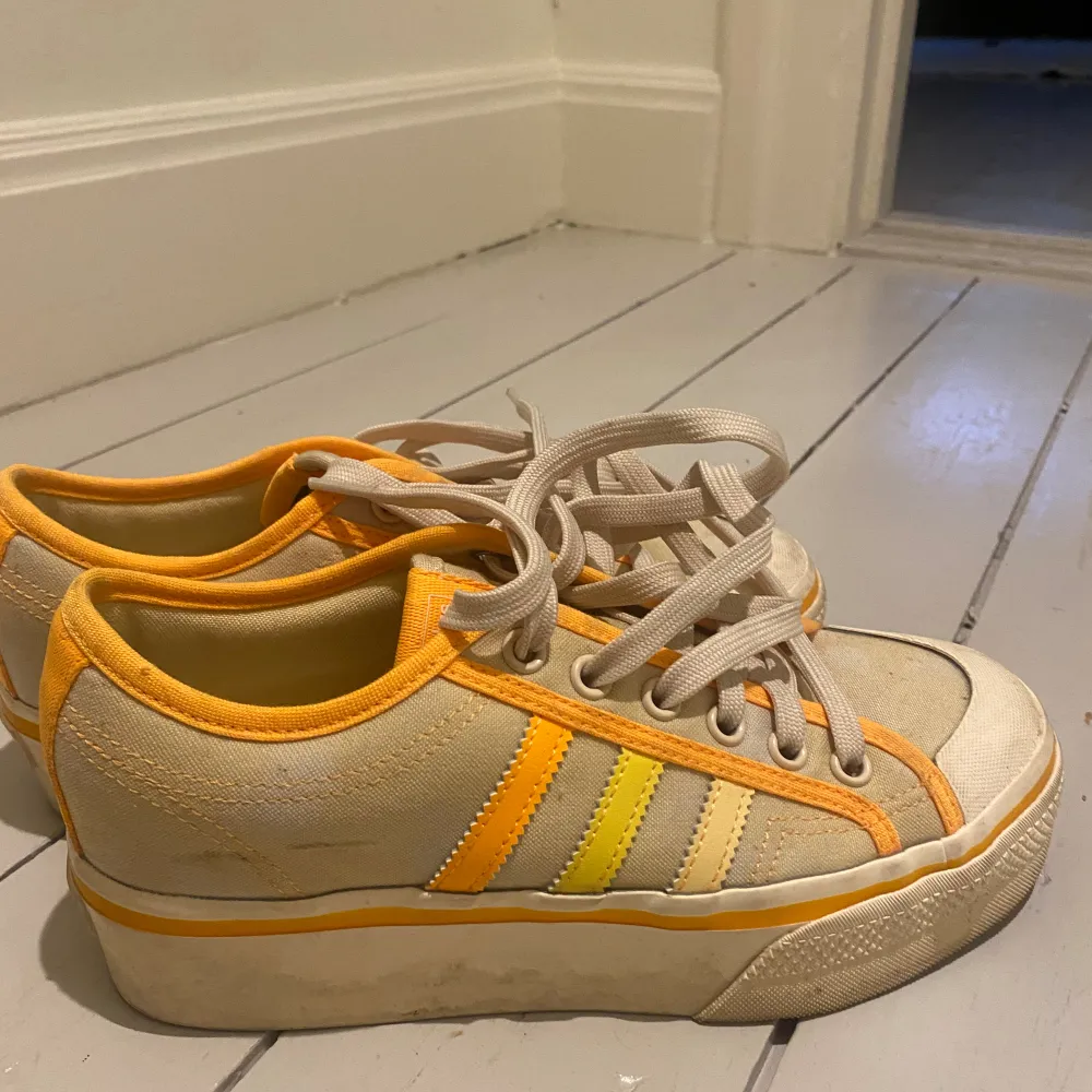 Jag säljer ett par super snygga adidas skor som är i beige färg med orangea detaljer, har bara avnänt de fåtal gånger men de är lite smutsiga bara. . Skor.
