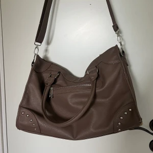 VÄSKA MED DETALJER - beige axelremsväska med snygga silvriga detaljer. använt skick, defekter över hela väskan. 💛