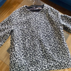 Jacka  - Den passar perfekt till vinter den är ganska tjock och kan  hålla dig varm