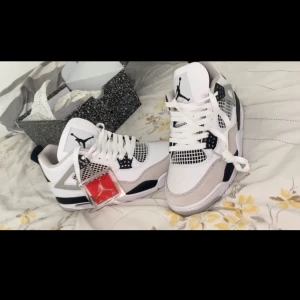 JORDAN 4 RETRO "MILITARY BLACK" - HELT NYA JORDEN 4, SÄLJER DEM PÅGRUND AV ATT HAG HAR FÅTT ANDRA SKOR. JORDAN 4 RETRO "MILITARY BLACK" ÄR ÄLKTA. JAG KAN SÄNKA PRISET OM NI SKRIVER I PRIVAT.