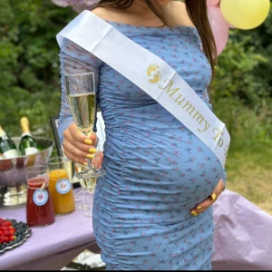 Ljusblå Bohoo klänning med blommor - Säljer min superfina midiklänning från Bohoo. Endast använd 1 gång på min babyshower. Det är en vanlig storlek S (inte mammaklännkng) men den är väldigt stretchig.  Nyskick - Inga anmärkningar.