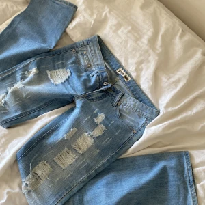 Logmidjade jeans med hål - Säljer mina sååå fina jeans med hål i, dom är från miss Anna och har flera fina detaljer på flera små knappar💗kontakta för mer info 😊