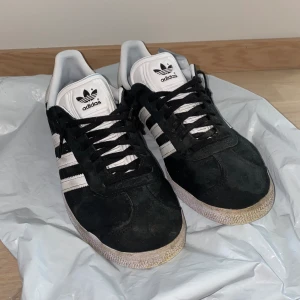 Adidas gazelle  - Hej säljer ett par adidas gazelle skor. Mockan är lite vattenskadad men har man rätt grejor så går det nog att lösa. Annars är de i okej skick. Hör av er vid funderingar priset är inte hugget i sten 😁