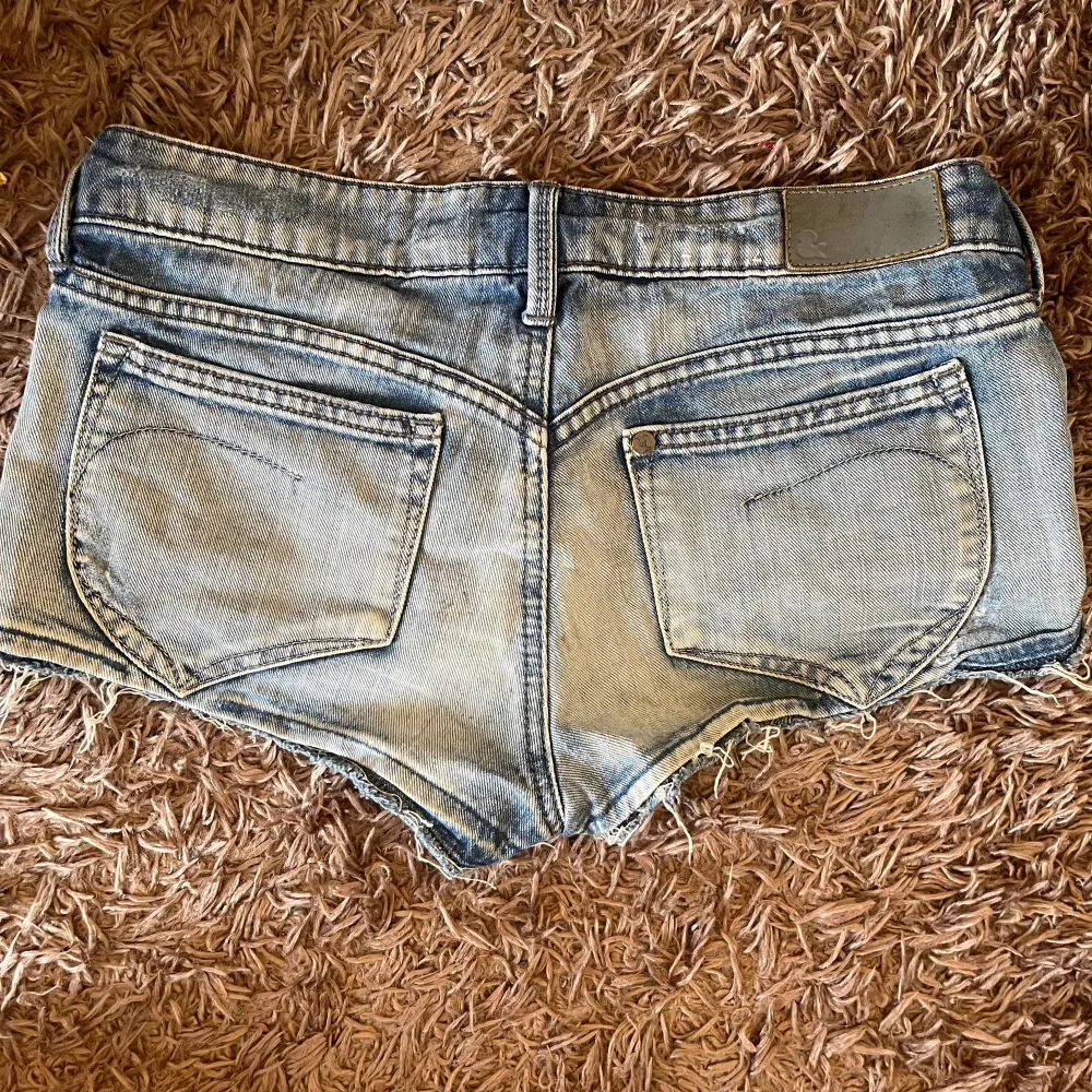 Säljer dessa sjukt snygga lågmidjade jeansshorts🤩 stl M men passar S bättre. Midjemått 39,5💓 Skriv om du har frågor. Shorts.