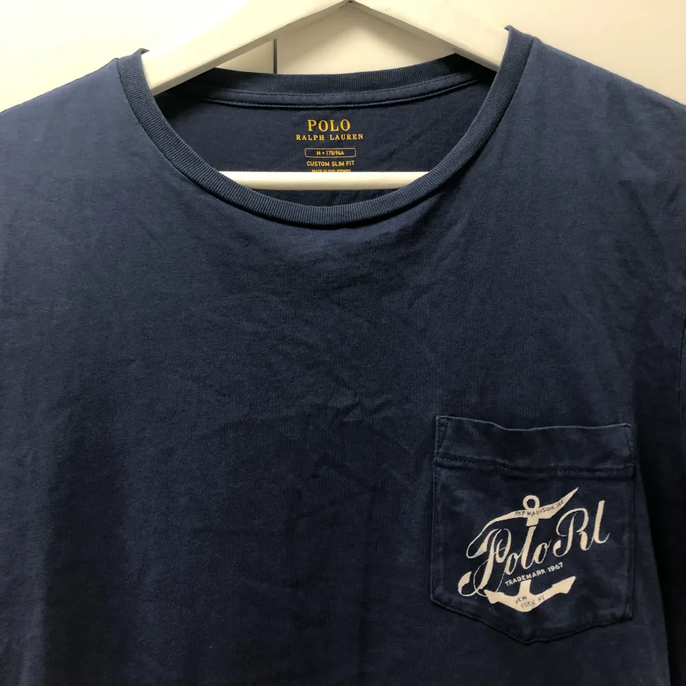 Extremt efterfrågad ralph lauren t-shirt i perfekt skick. Sjukt eftertraktade med sommrigt tryck i marinblå färg. Skriv för frågor eller fler bilder.. T-shirts.