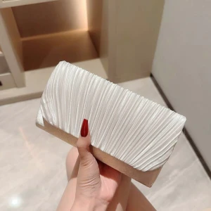 Vit glansig väska - En vit glansig väska som är använd 1 gång. Går att ha med band och utan band. Skriv privat för egna bilder