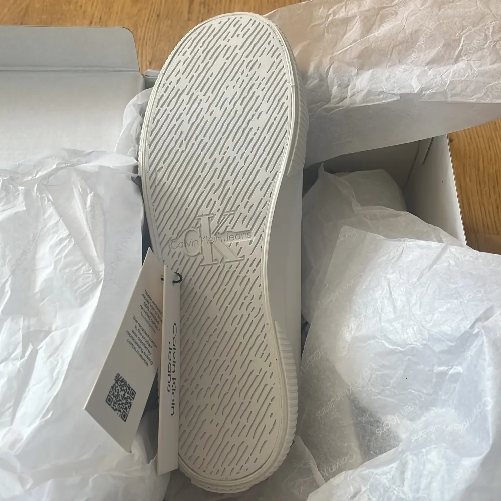 Helt nya Calvin Klein sneakers med prislapp.. Kengät.