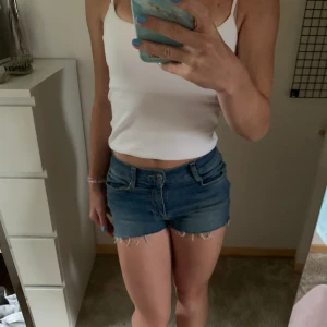Jeens shorts - Jättefina jeens shorts som jag säljer för de inte kommer till användning 💗jeens från bubbleroom som jag klippte till shorts💗kan tänka mig att gå ner i pris vid snabb affär💕