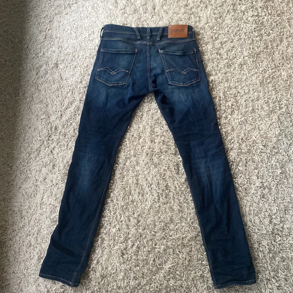 Snygga replay anbass jeans, slim fit i storlek 31/34. Köpta för 1499 säljer för endast 899. Jeans & Byxor.