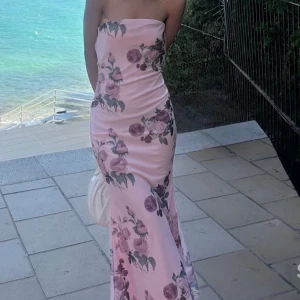 Klänning -  Säljer min somriga klänning 🩷 priset går absolut att diskutera 