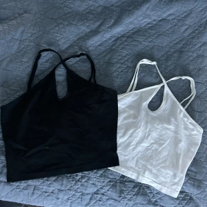 Crop tops - 2 fina sommartoppar. Säljer båda för 20 kr❣️