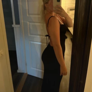 Svart klänning - Svart klänning från Shein, endast testad köpte för 109kr. ❤️