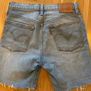 Levis jeansshorts  - Jeansshort från Levis modellen 501, perfekta nu till sommaren. Storlek W26.