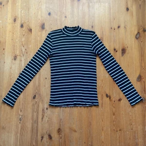 Randig långärmad tröja - Storlek: S/M Skick: Använt skick