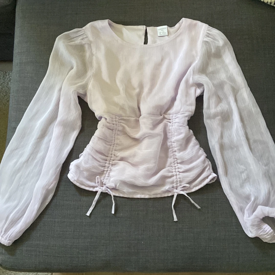 Jätte fin sommar blus med puff ärmar💗