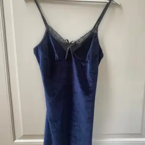 💙 Otroligt fin blå klänning med spetskant 💙 Köpt secondhand 💙 Står ingen storlek men skulle säga S