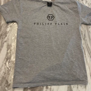PHILIPP PLEIN tröja  - Använt bara i en månad ny kan man säga 