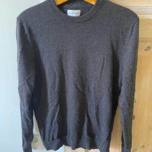 These glory days, merino ull - Brun merinoull, passar bäst som S funkar dock som M också. Nypris 700, säljer då den är för liten.