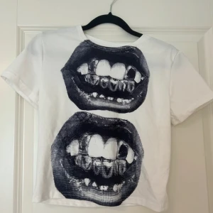 Graphic t-shirt - Assnygg t-shirt med tryck på framsidan! I nytt och bra skick🫶