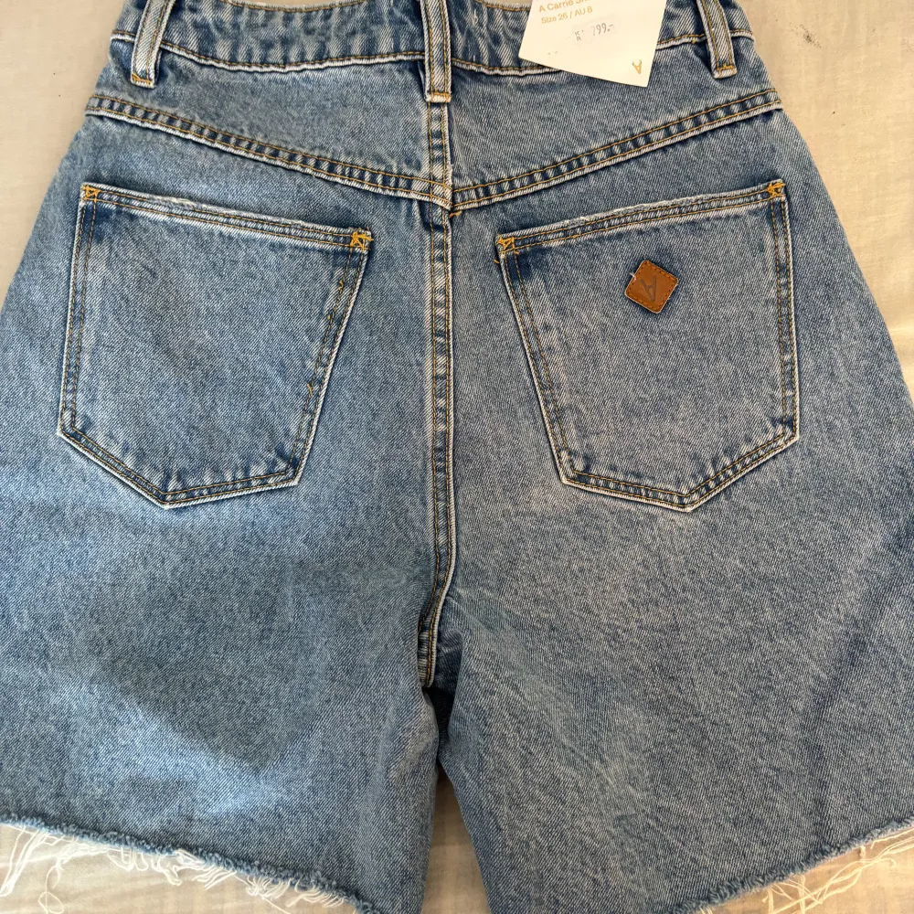 Säljer mina helt nya jeansshorts, Blå jeansshorts med slitningar från Abrand😊 nypris är 799kr, säljer då dom är för små för mig💓 pris går att diskutera🫶🫶. Shorts.