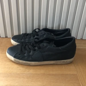 Philippe model - Jag säljer ett par Philippe model skor som är i rätt så bra skick dem är bara lite röda på insidan men inget synligt utifrån. Jag säljer dem pågrund av att dem är för små. Bara skorna med följer ingen sula. Hör av er vid frågor. Mvh