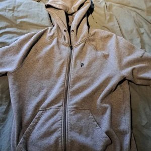 Peak performance kofta - Bra skicka använd 2 gånger 