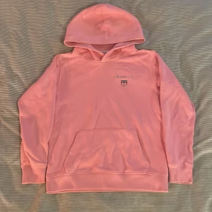 Gant hoodie - Snygg rosa gant hoodie. Köpt för länge sen därav minns jag inte hur mycket den använts men skulle gissa på fåtal gånger. Inga defekter förekommer. Storlek 146/152. Passar dock fortfarande mig som har XXS. Köpare står för frakt 
