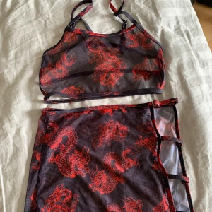 Strandkläder - En topp och en kjol i mesh som man kan ha över sin bikini.  Kontakta mig om du har några frågor!