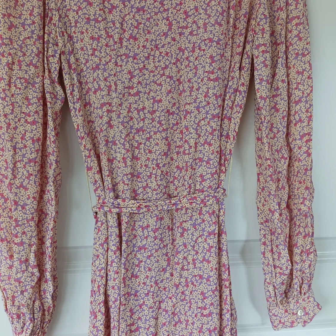 Blommig långklänning med skärp i midjan,  - 91