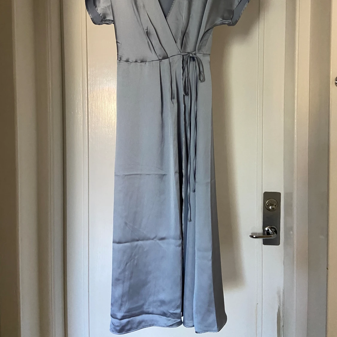 Satin blå midi klänning - 90