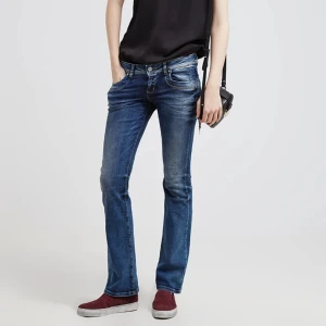 LTB JEANS LÅGMIDJADE - lågmidjade LTB jeans i färgen Blue Addicted och modellen Valerie. Köpta på zalando, nypris ligger mellan 800-1000 kr. tyvärr är de lite för stora för mig i midjan och jag brukar ha 29/32. Längden på dessa är 32 och midjan är 30. 