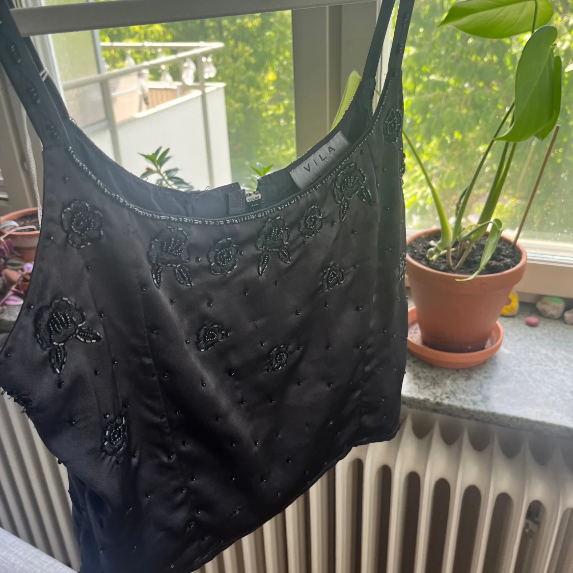 Svart linne med pärlor - 91