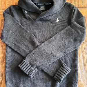 Stickad tröja Ralph Lauren Sport - Svart stickad tröja med muddar