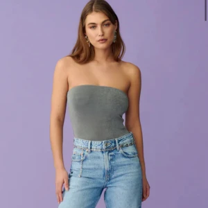 Tube top från Gina Tricot - Superfin tube top från Gina Tricot i nytt skick.   Kan skicka eller mötas på Östermalm :) 