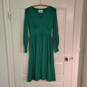 Grön klänning - Jag är 173 och den går precis över mina knän. Tyget är väldigt stretschigt, passar S, M och L.