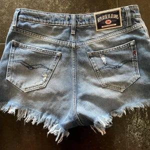 REPLAY SHORTS - jeansshorts från replay blue jeans med coola detaljer!💛 storlek 27 i midjan. pris går att diskutera 
