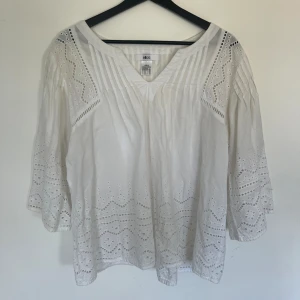 Vit blus  - Vit blus från ellos i storlek 40 passar som m/s. Använd några gånger, men är fortfarande i bra skick. Säljes pga att den inte används längre. Köparen står för frakten.