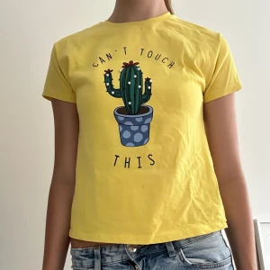Zara T-shirt  - Gul T-shirt från zara som har pass storleken S. 