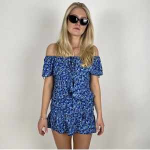 VOLANG KLÄNNING  - Volangklänning i storlek xs, men stretchig - passar därför xs-m🩵Modellen är 172 cm.