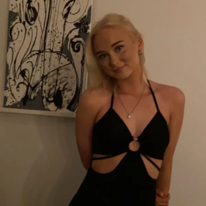 Glittrig långklänning  - Lång klänning med slut, glittrig. Använd 1 gång 