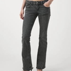 Grå lågmidjade jeans - Ett par grå lågmidjade jeans med bootcut från Gina. Små slitningar längst ned🫶🏼