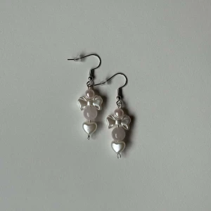 Silver & Rosa Rosettörhängen | Handgjorda Örhängen - Fina silverfärgade örhängen, ploppar ingår. Undvik kontakt med vatten. Alla beställningar från oss kommer fint paketerade 🤍