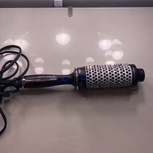 Björn Axén Värmeborste  - Säljer min nu min värmeborste från Björn Axén just för att jag känner att den inte kommer till någon användning.😊 Den är i ny skick så den funkar super. Vid fler frågor får ni bara höra av er💞(Lägsta tänkbara pris är 300 kr)