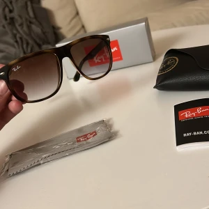Rayban boyfriend - Helt nya ur förpackning!🙌 Detta är den mindre modellen i färgen ”havana” och är slutsåld överallt.  Har tyvärr inte kvitto då det var en present men nypris typ 1699 kr.