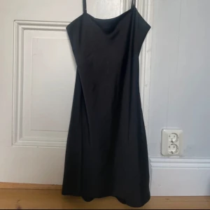 Svart klänning  - Snygg svart klänning från NAKD, använd sällan