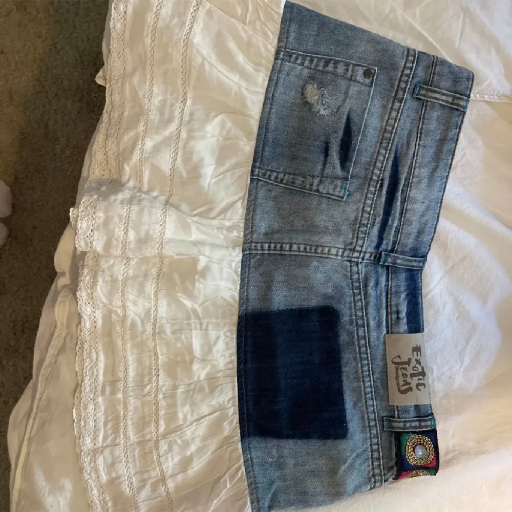 Jätte cool och unik Jeans kjol som är köpt hör på Plick för ungefär 350, gillar den jätte mycket men den passade tyvär inte mig. Midjemåttet är ungefär 38, skriv privat för mer frågor eller bilder, priset kan förhandlas💕💕. Kjolar.