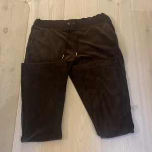 Juicy byxor - Säljer nu mina jätte mjuka juicy byxor i färgen brun, då jag endast har använt fåtal gånger. Storleken är XL men det är deras gamla Modell så sitter mer som en L-M. Köptes för 1000kr💗 