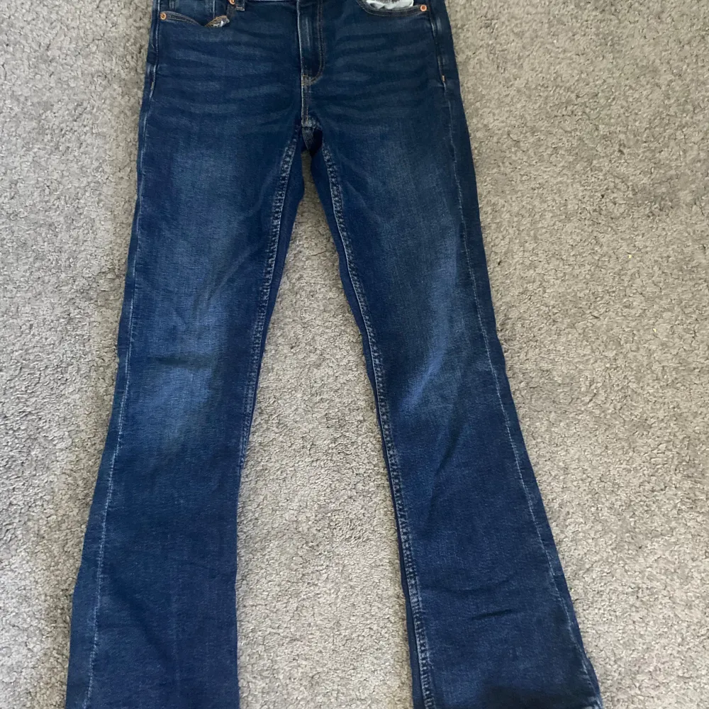 Säljer mina lågmidjade bootcut jeans, inte kommit till användning som nya❤️. Jeans & Byxor.