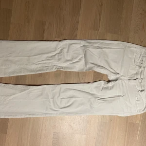 Lågmidjade vita bootcut jeans - Asfina med slta strassdetaljer!!